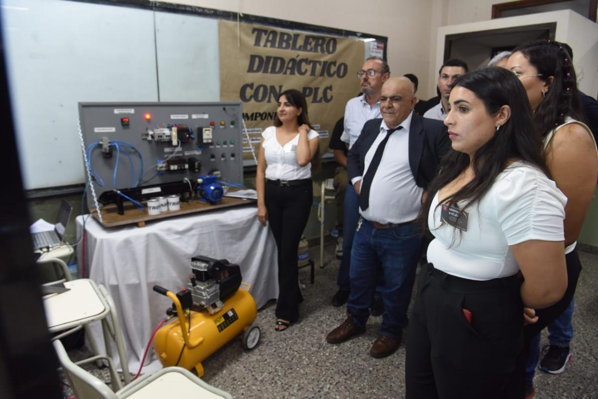 APRECIACIÓN. Los jurados pasaron por los stands de todos los proyectos para decidir cuál merecía un reconocimiento. / LA GACETA, DIEGO ARÁOZ.