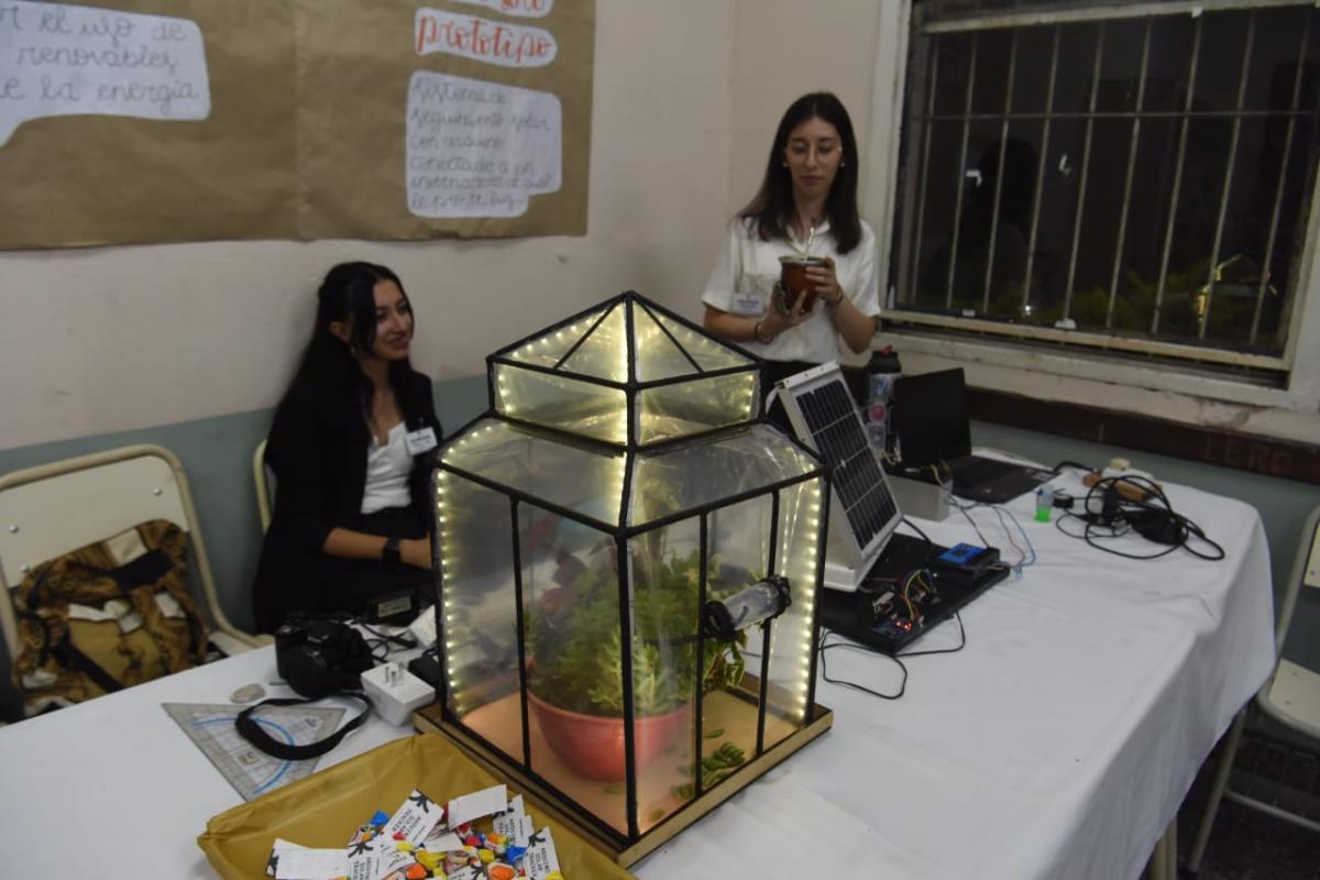 PROYECTO SUSTENTABLE. Las estudiantes crearon un invernadero con energía solar. / LA GACETA, DIEGO ARÁOZ.