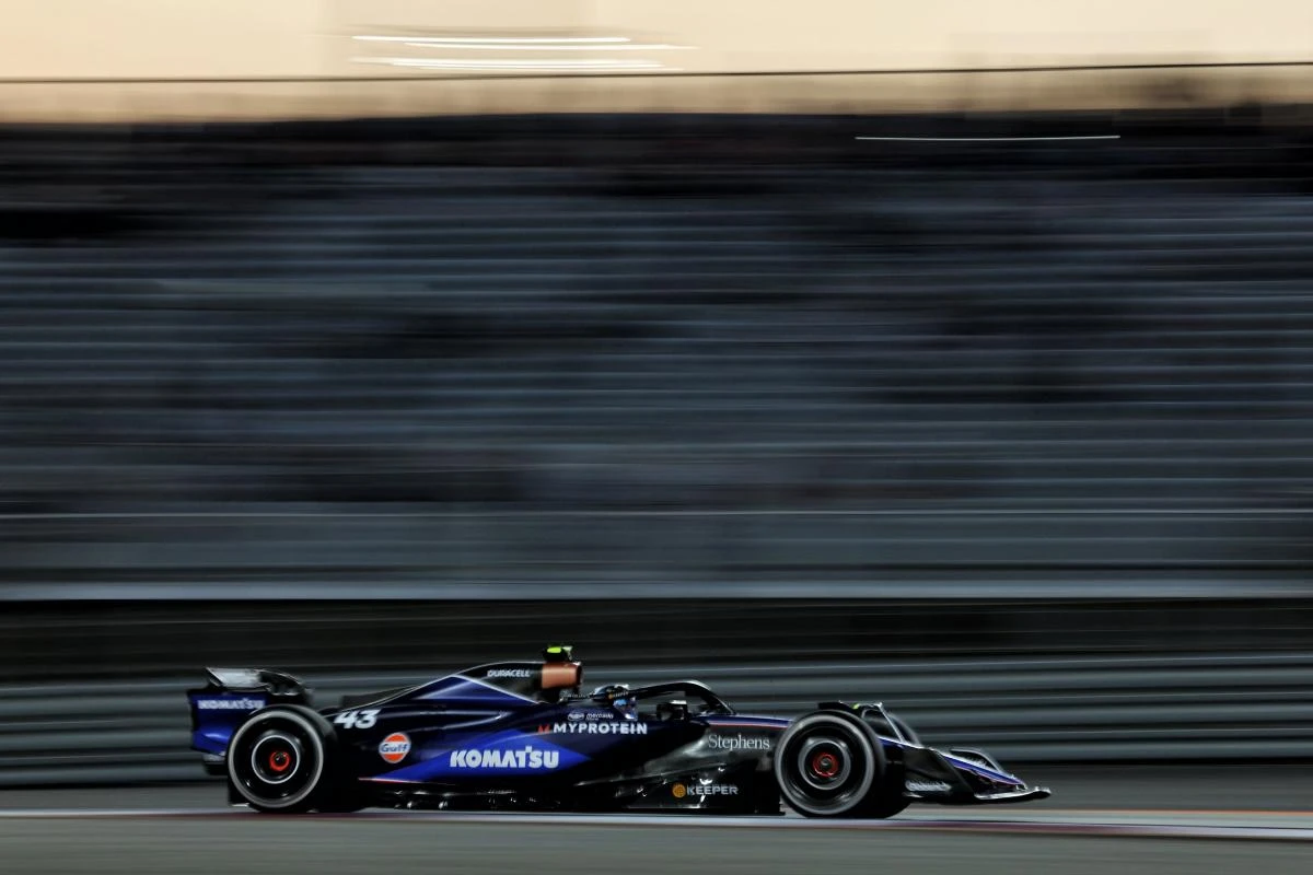 ACCIÓN. El FW 46 en plena noche, es retratado de un modo especial usando el efecto nocturno.