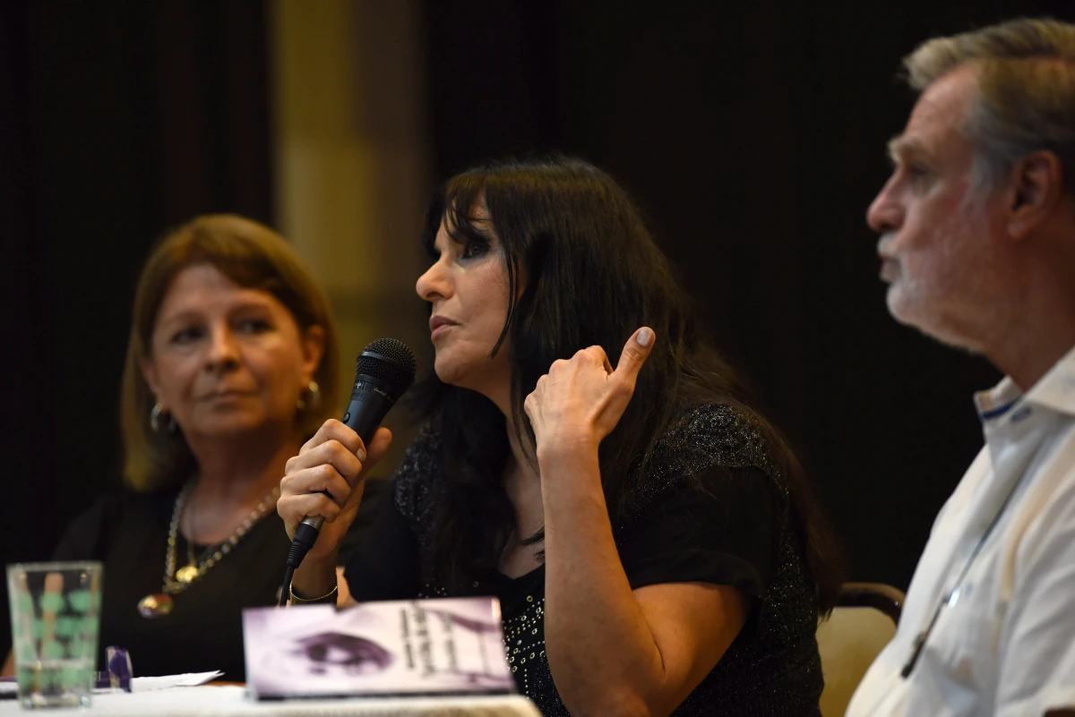 AUTORA. Jatib presentó “Hacer el bien, sin ruido” durante un acto realizado en el Colegio Mercedes Pacheco.