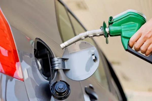 La guerra en Medio Oriente empuja otra suba del combustible en Argentina