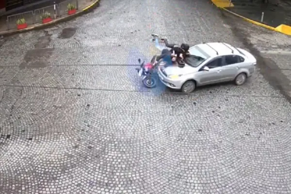 VIDEO. Violento choque en una esquina de Barrio Sur