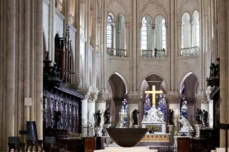 EL ALTAR. La obra del artista y diseñador francés Guillaume Bardet ocupa el centro de la nave y es el corazón de la catedral de Notre-Dame de París.