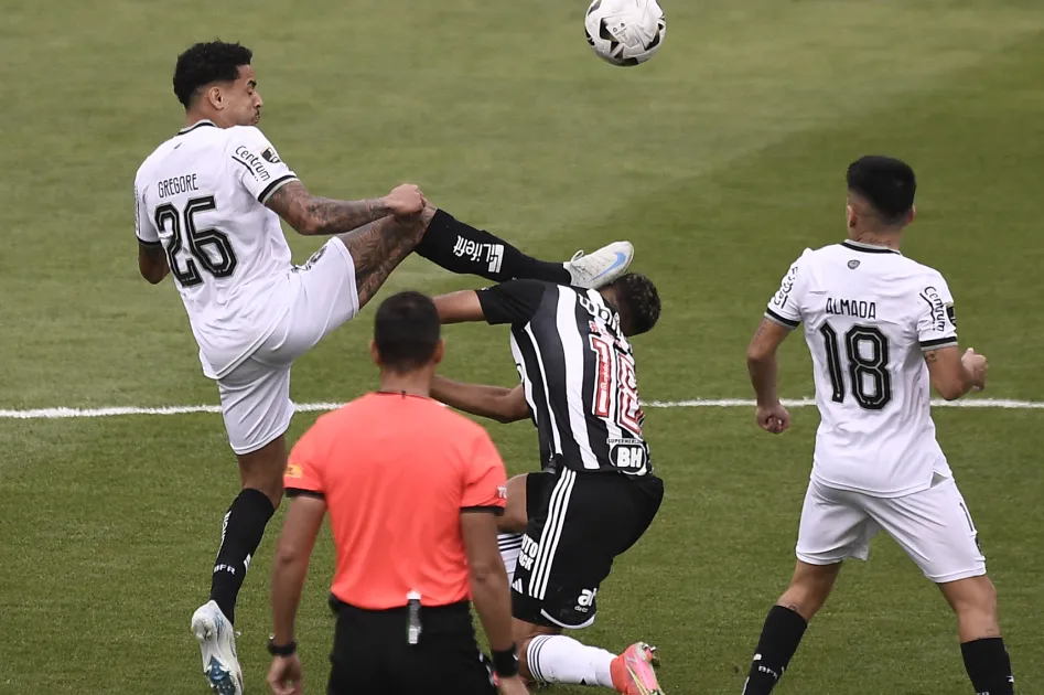 La letal patada por la que Botafogo sufrió una expulsión a los 30 segundos en la final de la Copa Libertadores