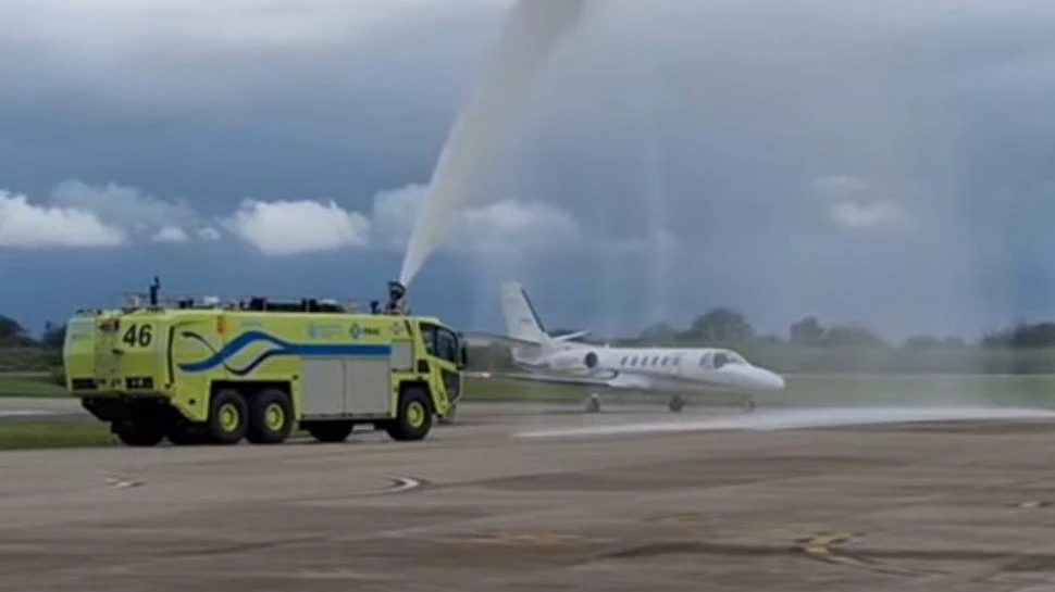 BAUTISMO DE RIGOR. El Cessna arribó el jueves al Benjamín Matienzo y fue recibido con los chorros de agua.