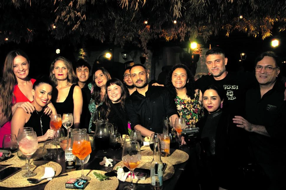 LAS PANTALLAS. Periodistas y productores de LG Play, en una mesa de la fiesta de fin de año de LA GACETA.