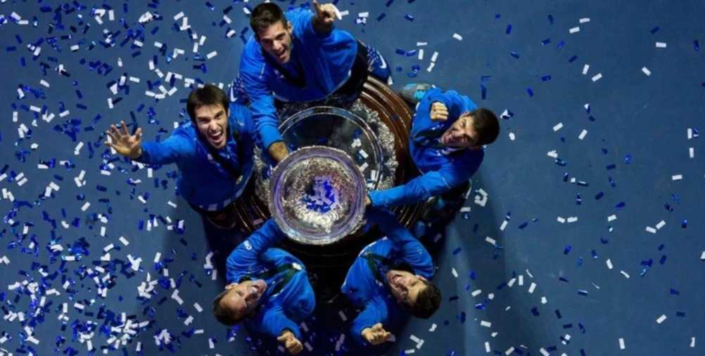 PURA ALGARABÍA. El equipo argentino levanta la “Ensaladera de Plata”: Leonardo Mayer (izquierda), Del Potro (arriba), Federico Delbonis (derecha), el capitán Daniel Orsanic y Guido Pella (ambos abajo).