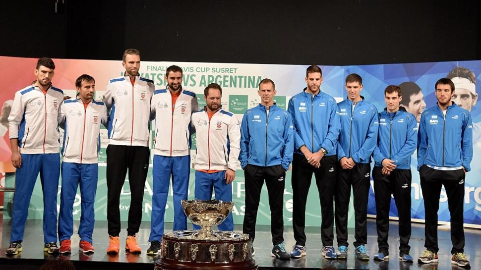 LA PREVIA. Los equipos de Croacia y Argentina que disputaron la final de la Copa Davis 2016 posan en el sorteo de la serie. Marin Cilic (cuarto de izquierda a derecha) era la figura del país balcánico.