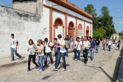 El 80% de los jóvenes quiere estudiar tras la secundaria, pero menos de la mitad lo logra