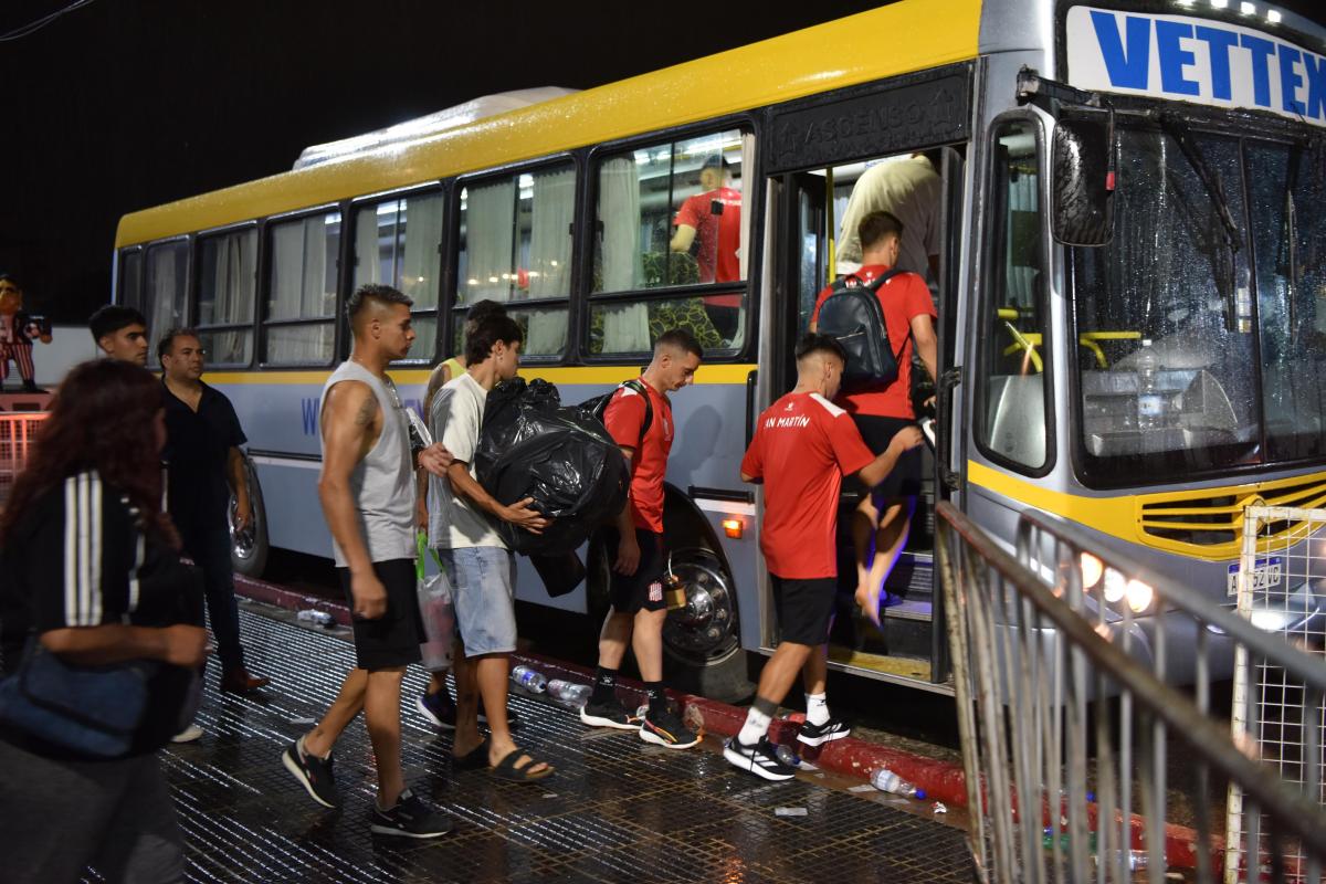 EN SILENCIO. Así fue la salida del plantel, tras la salida de los hinchas de San Martín.