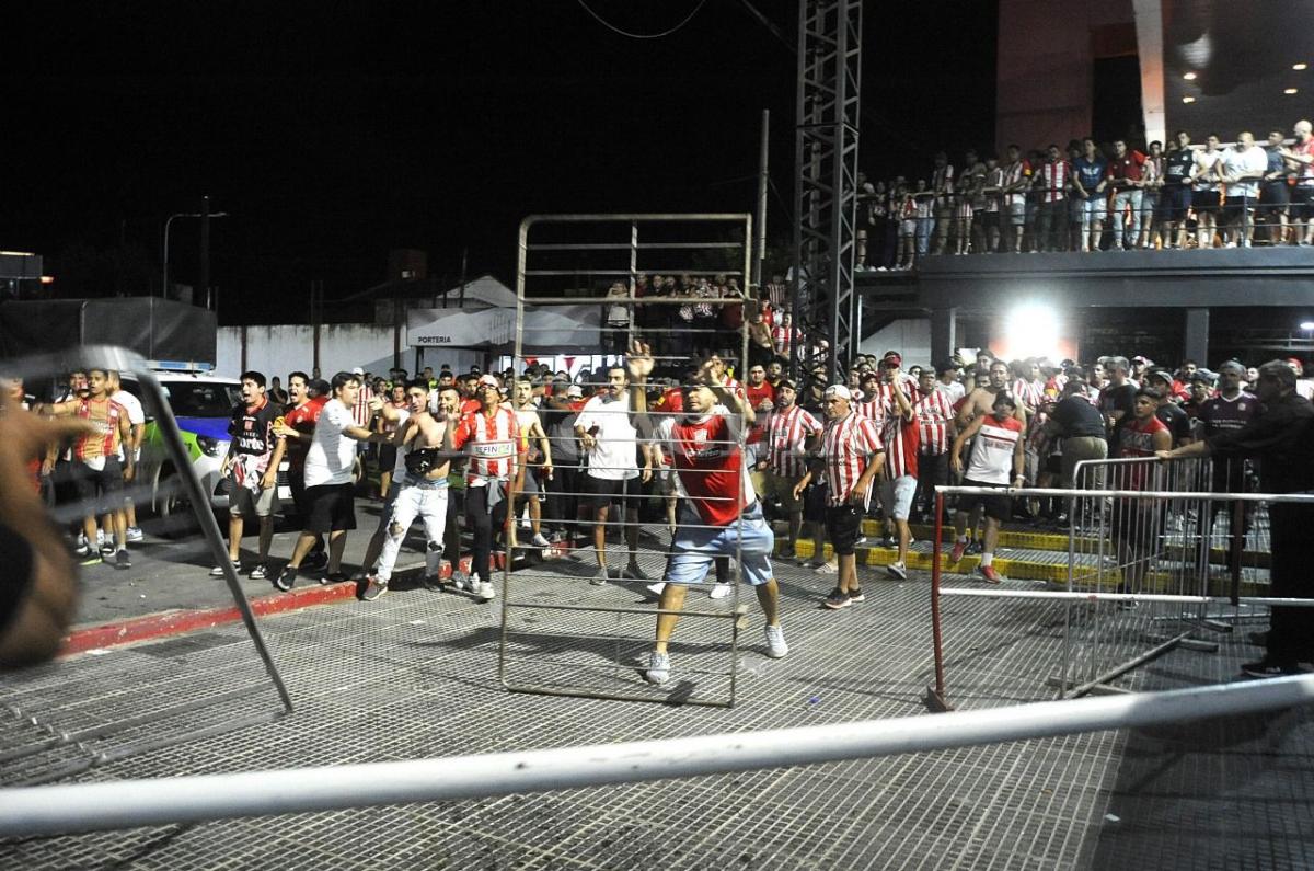 FURIOSOS. Los hinchas del Santo arrojaron vallas a la Policía.