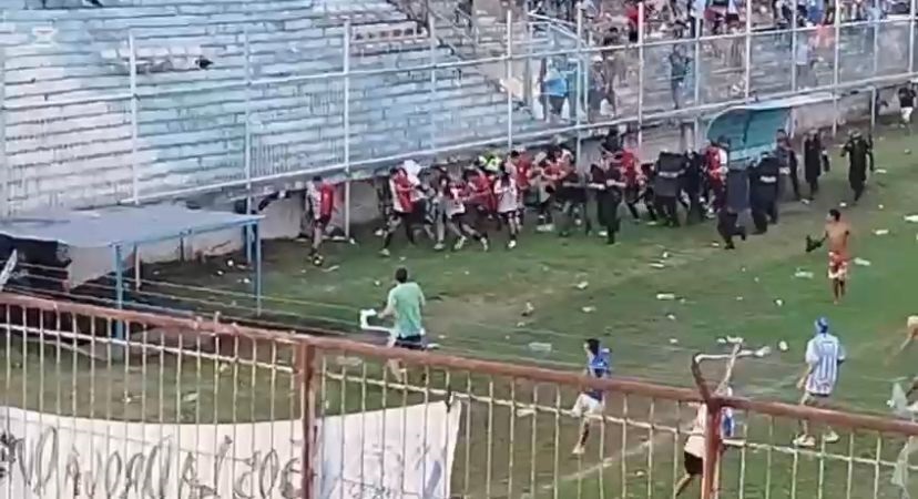 “Pensé que no iba a ver más a mi familia”, dijo un jugador de Sportivo Guzmán atacado por la hinchada de Atlético Concepción