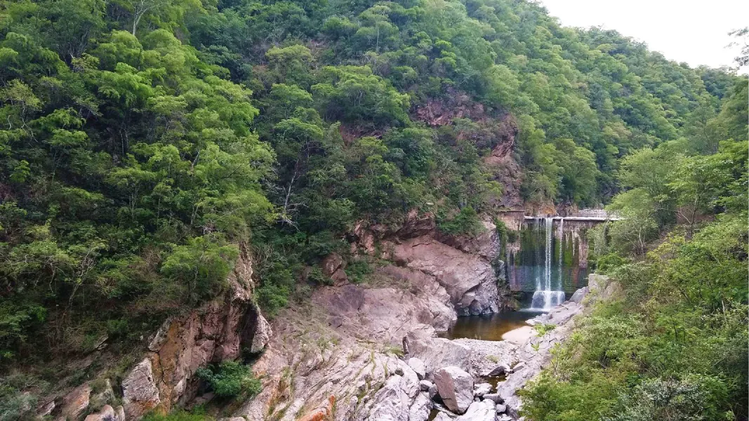 Dos cascadas en el medio de las yungas atraen a los turistas.