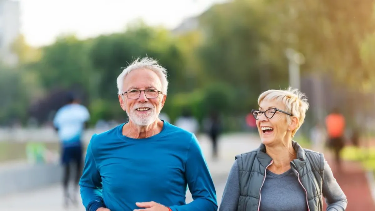 Las interacciones sociales son fundamentales para una longevidad sana. 