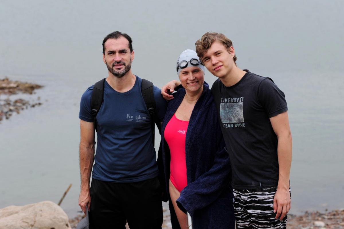 BIEN ACOMPAÑADA. Isolina junto a su esposo y su hijo, quienes la acompañaron en El Cadillal.  LA GACETA / FOTO DE DIEGO ARÁOZ