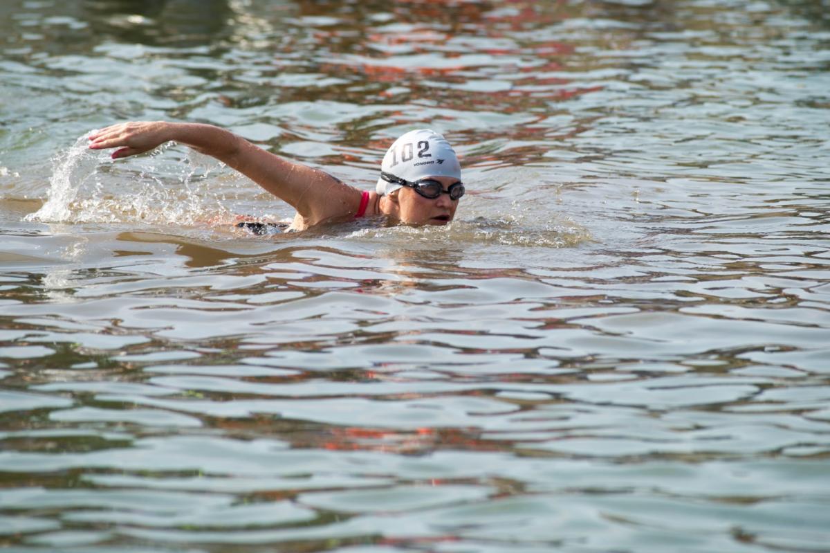 EN ACCIÓN. Isolina nada en las aguas abiertas del dique El Cadillal. LA GACETA / FOTO DE DIEGO ARÁOZ