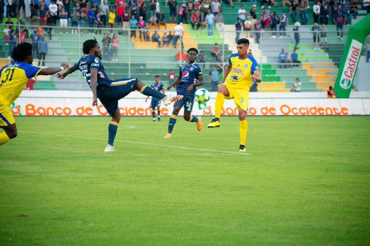 INICIOS EN HONDURAS. Nahuel Luna vistió la camiseta de Club Deportivo Victoria.