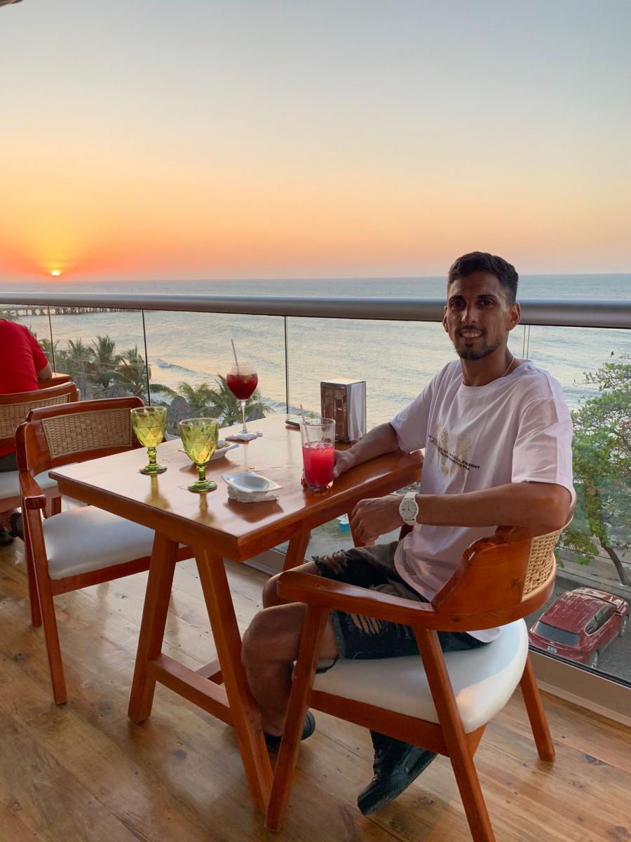 MODO TURISTA. Nahuel Luna posa en el Muelle de Cabotaje, ubicado en La Ceiba.