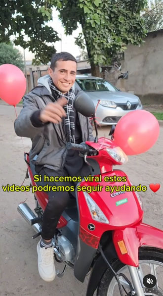 UNA MOTO. El verdulero, Lucas Roldán recibió un regalo inesperado.