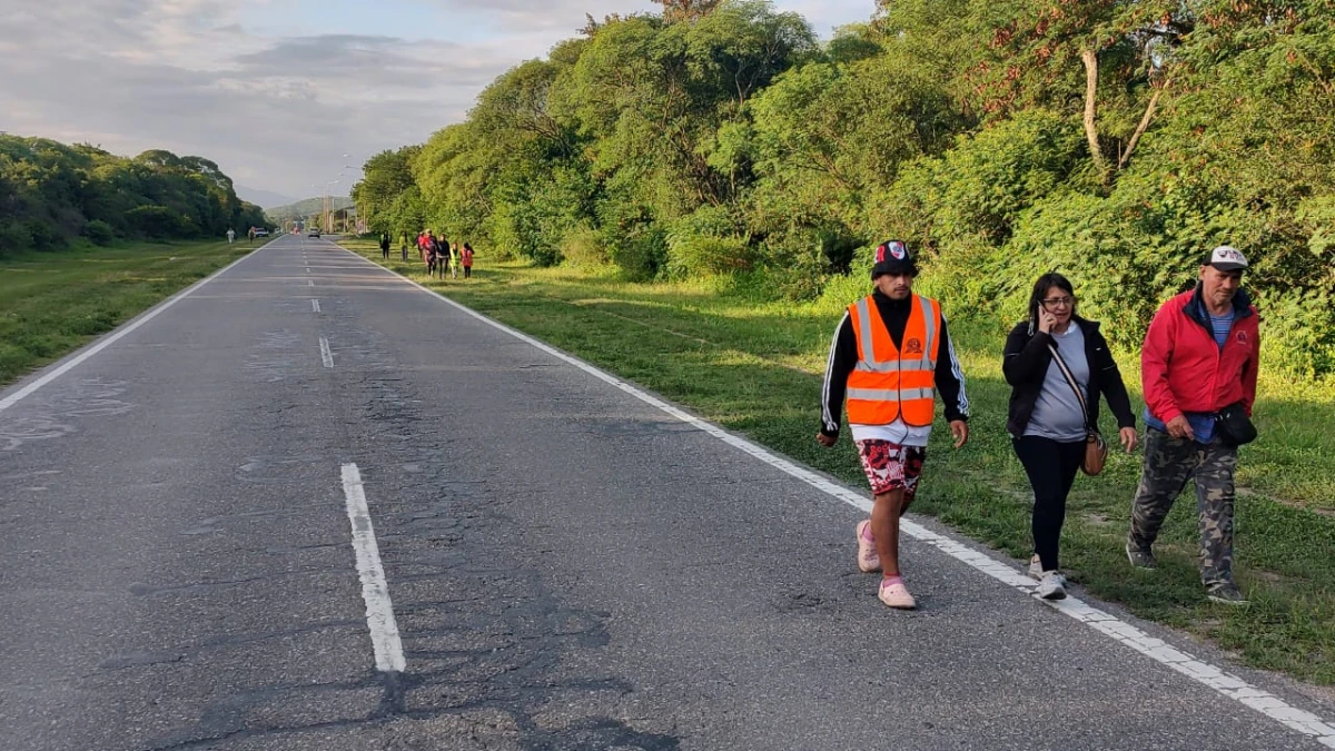 Piden transitar con precaución por la Ruta Nacional 38 por la presencia de peregrinos