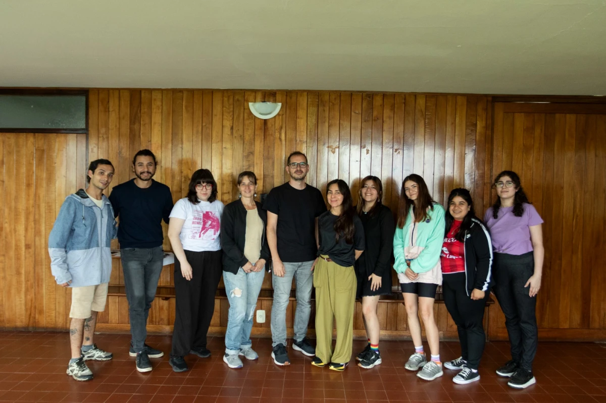 EN SAN JAVIER. El grupo de residentes, junto a la coordinara Belén Aguirre y Bruno Juliano, secretario de Extensión de la Facultad de Artes.