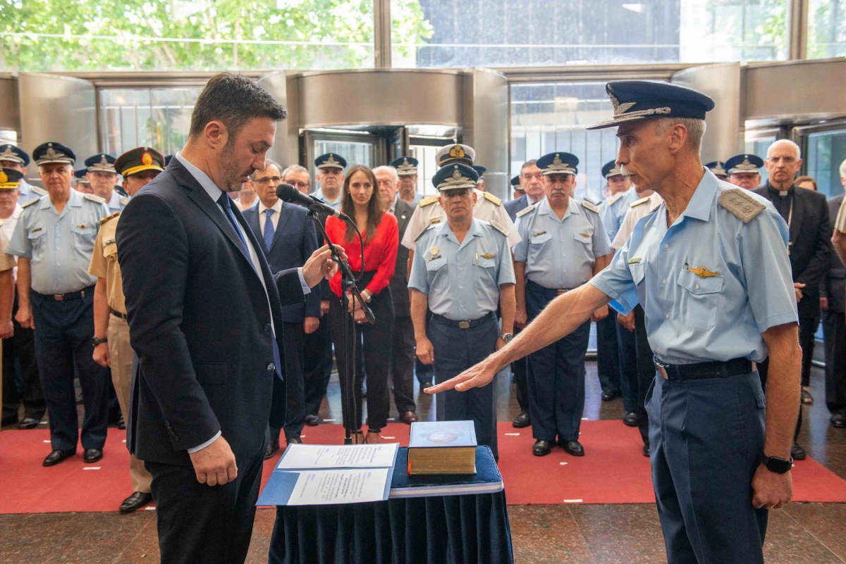 GUSTAVO VALVERDE. Luis Petri le tomó juramento al nuevo jefe de la Fuerza Aérea.