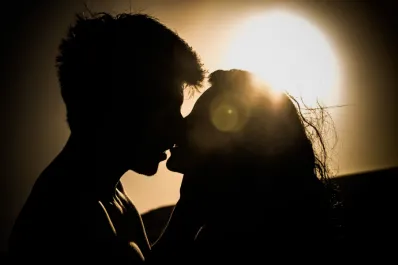 Qué es y cómo prevenir la denominada enfermedad del beso