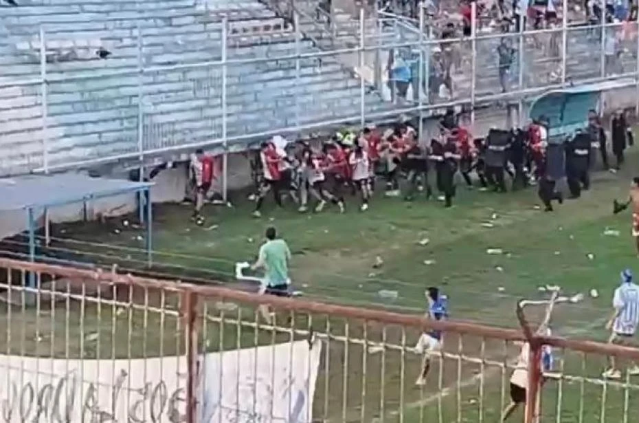 CAOS. Los jugadores “julianos” escapan del ataque de los hinchas.