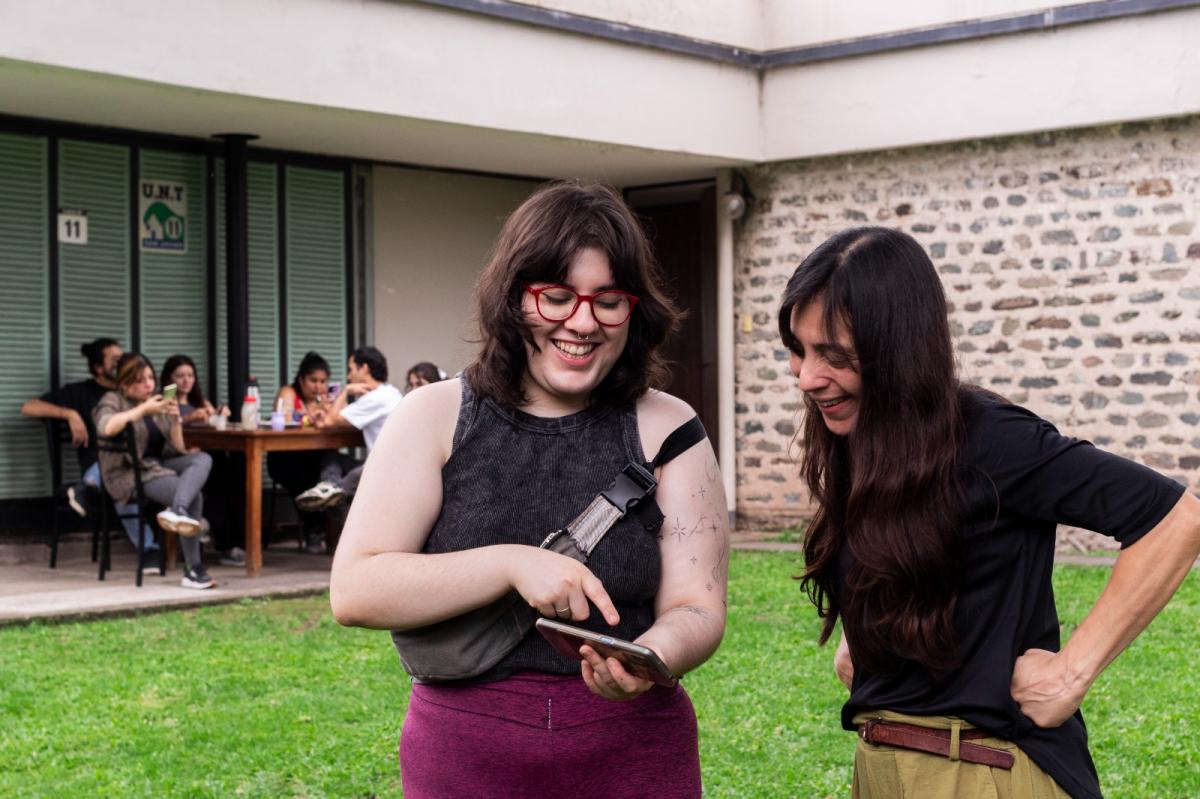 CONVIVENCIA. Rosario Brito Soler y Belén Aguirre charlan en el jardín de una de las casa de la UNT en San Javier.