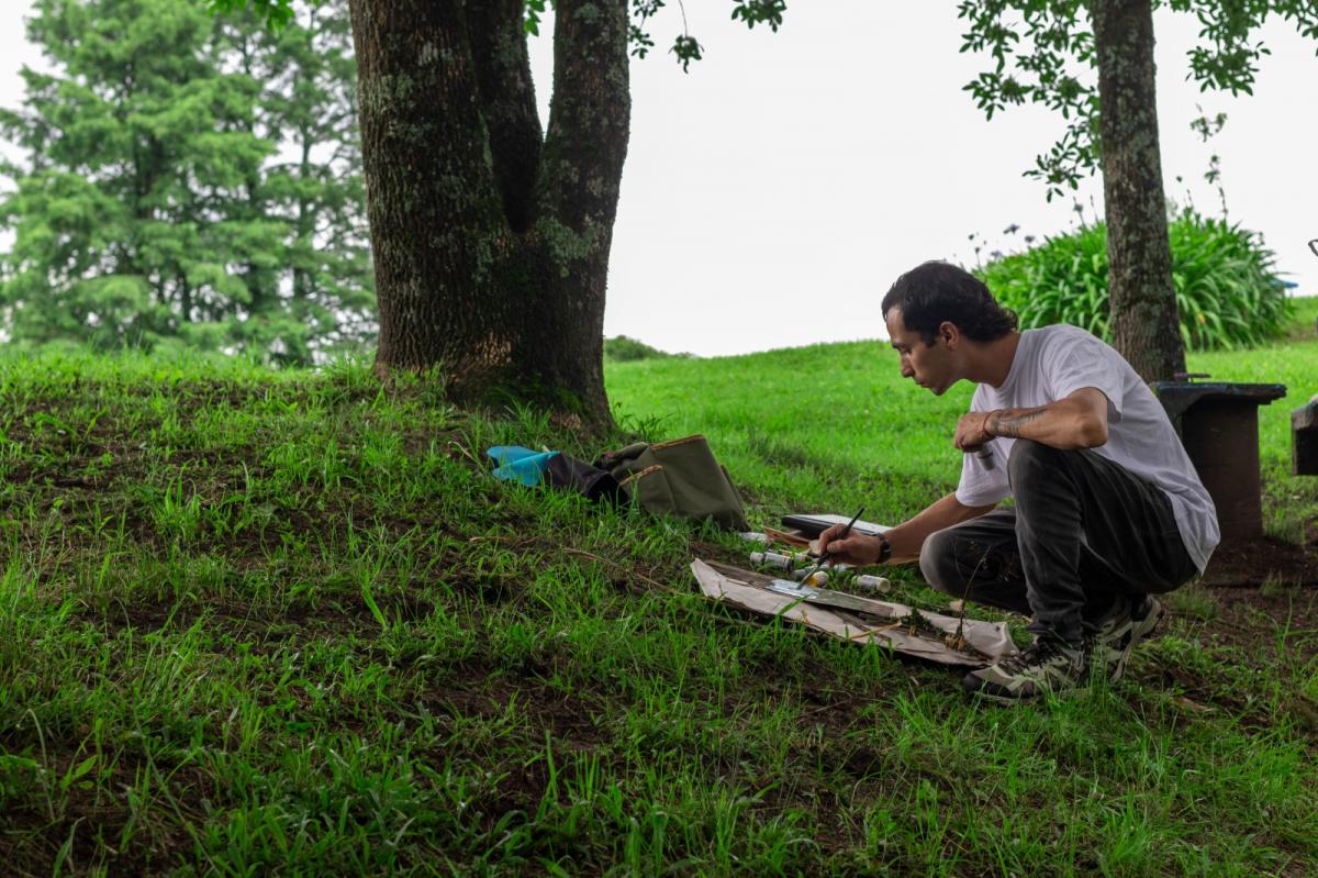 EN PLENA TAREA. Agustín Ferreyra y uno de los objetivos de la residencia: trabajar en contacto con la naturaleza.