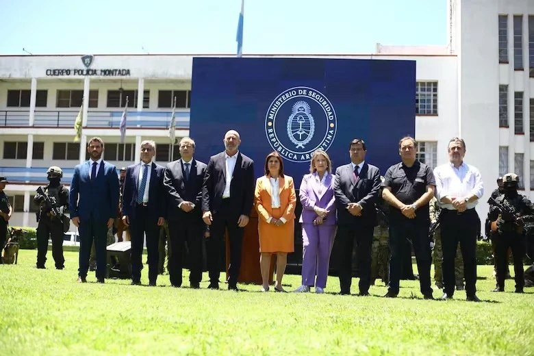 FOTO PROTOCOLAR. La ministra Patricia Bullrich en la foto con los funcionarios del área a nivel provincial.