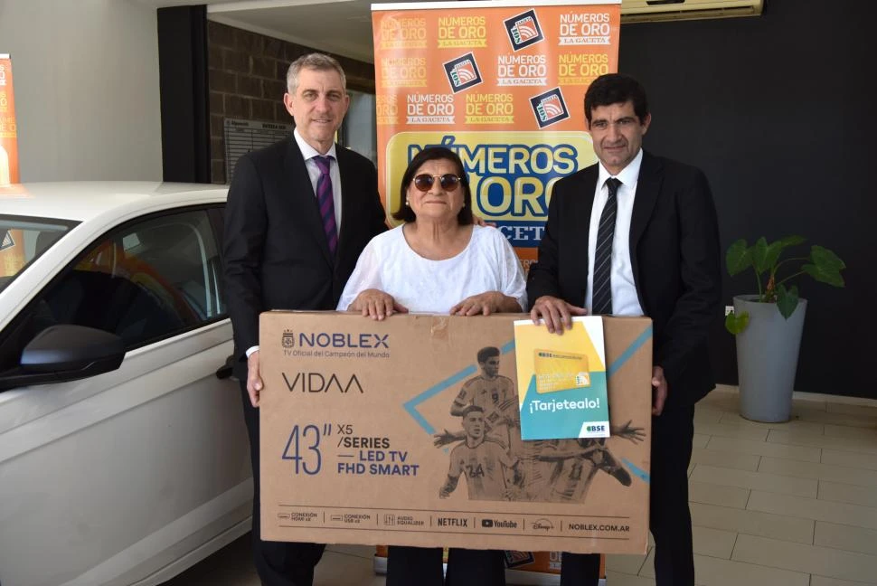 GANADORA. Zulema posa con sus premios acompañada por Gustavo Neme y Juan Pablo del Pino, del Banco Santiago del Estero y Tarjeta Sol. 