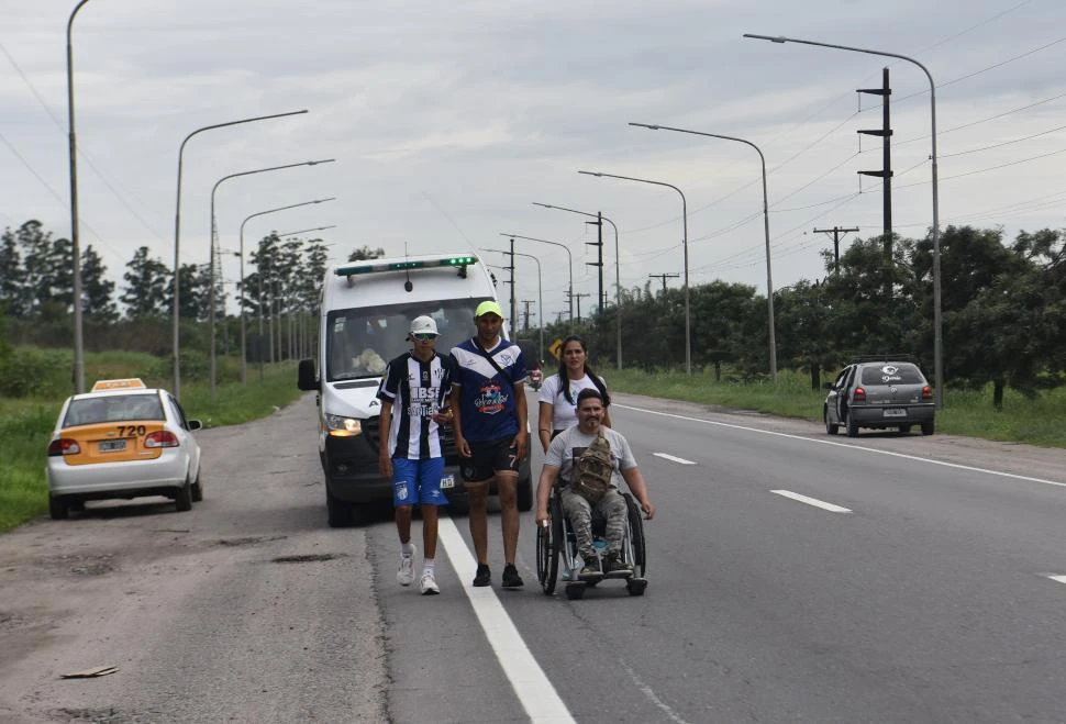 PROMESANTES. Héctor René Barrionuevo junto a su hermana Noelia y su primo Juan, camino a Catamarca. 