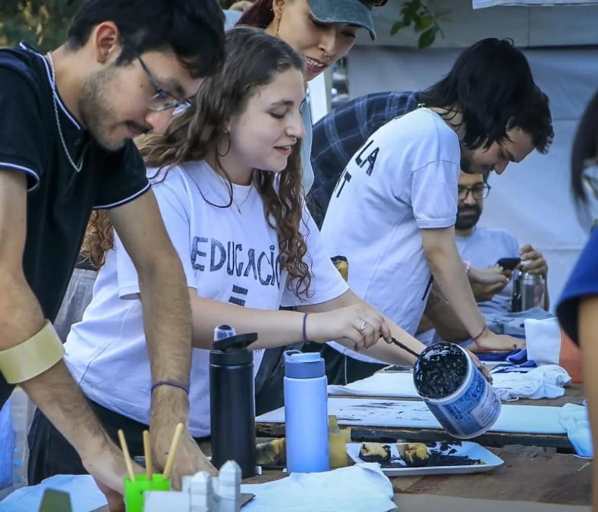 EN EL ACTO. Los estudiantes de Aquitectura y Diseño se encargarán de estampar textiles con frases por la educación pública. / INSTAGRAM @asamblea.estudiantesfaunt