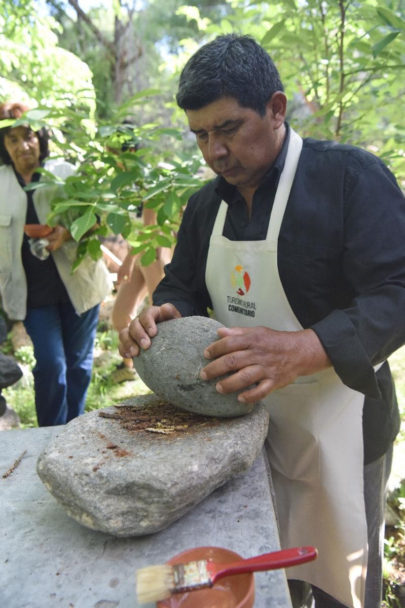 MOLIDO. Con una piedra similar a un batán, se muele el algarrobo para hacer el café. LA GACETA / FOTO DE ANALÍA JARAMILLO