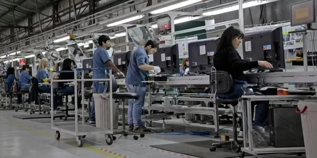 La industria cayó un 2% anual durante octubre, según el Indec