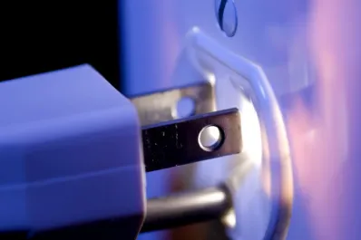 Por qué se producen chispas al enchufar algo en el tomacorrientes: ¿cómo solucionarlo?