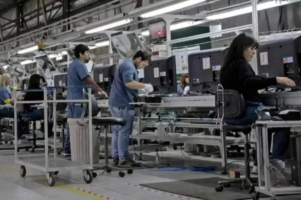 La industria cayó un 2% anual durante octubre, según el Indec