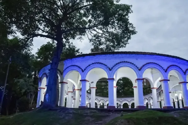 Paisaje nocturno renovado: así quedó el piletón del parque Avellaneda después de las obras de iluminación