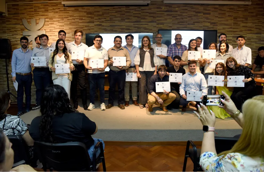 COMUNIDAD UNIVERSITARIA. Alumnos de la carrera de Ingeniería en Sistemas fueron reconocidos en un acto de fin de año. / LA GACETA, JOSÉ NUNO.