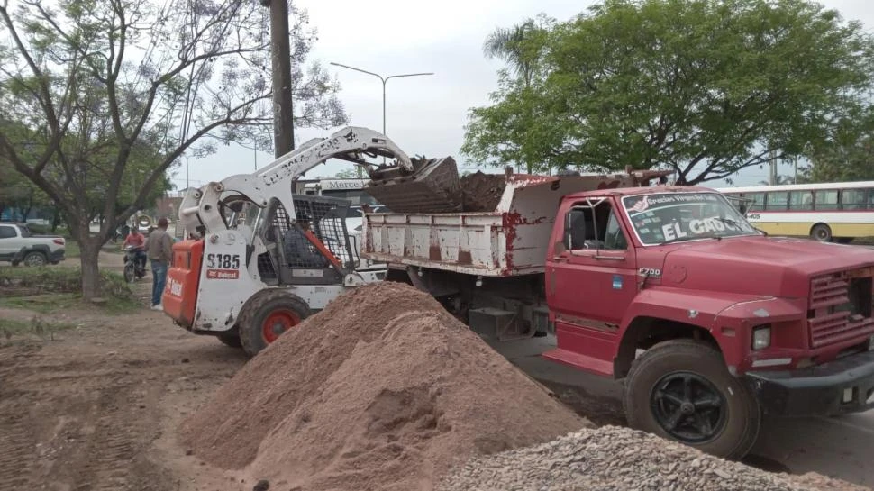 EXCAVACIÓN. Según explicó Sebastián Barrionuevo, los usurpadores llevaron máquinas para nivelar su terreno.