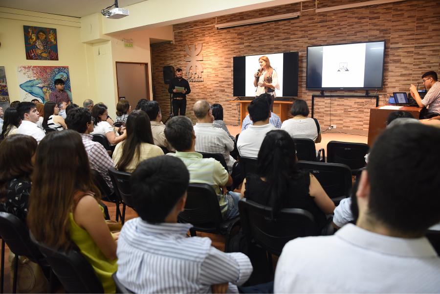 EN EL AULA MAGNA. La directora de la carrera, Cristina Rojas, dio inicio al encuentro con palabras de bienvenida. / LA GACETA, JOSÉ NUNO. 