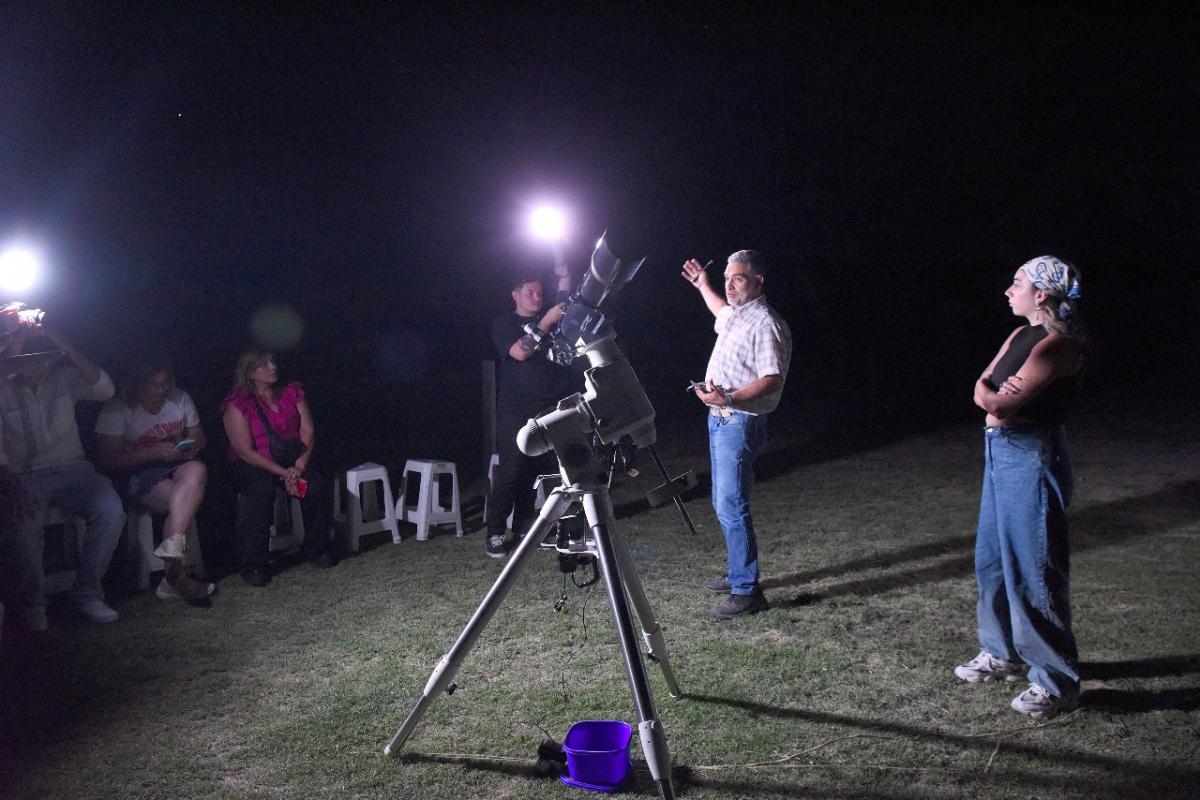 EXPLICACIÓN. Ricardo Llanos habla sobre las estrellas en la noche de El Bañado, en los valles. LA GACETA / FOTO DE ANALÍA JARAMILLO