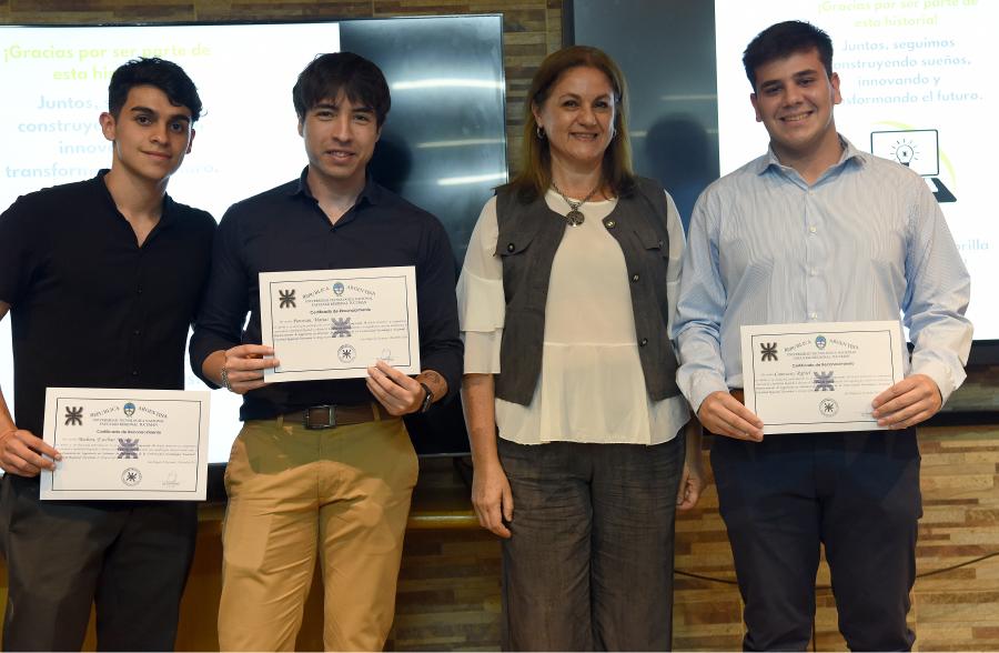 UTN EMPRENDE. Fueron reconocidos Rafael Canevaro, Matías Piovesan y Nicolás Medina, junto a la directora de carrera. / LA GACETA, JOSÉ NUNO.