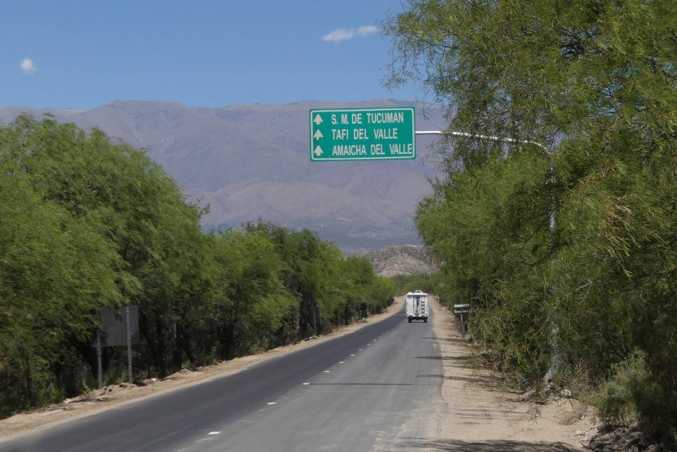 CARTELES. En la ruta 307 también se está renovando la señalización.