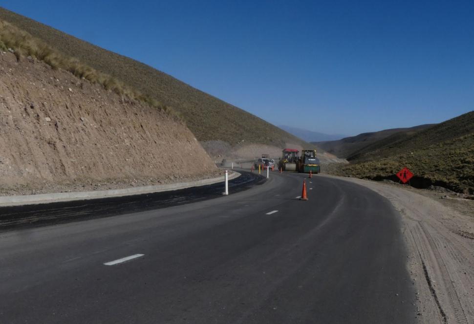 ÁREA. Reparan 40 kilómetros, de El Infernillo al puente de Santa María.