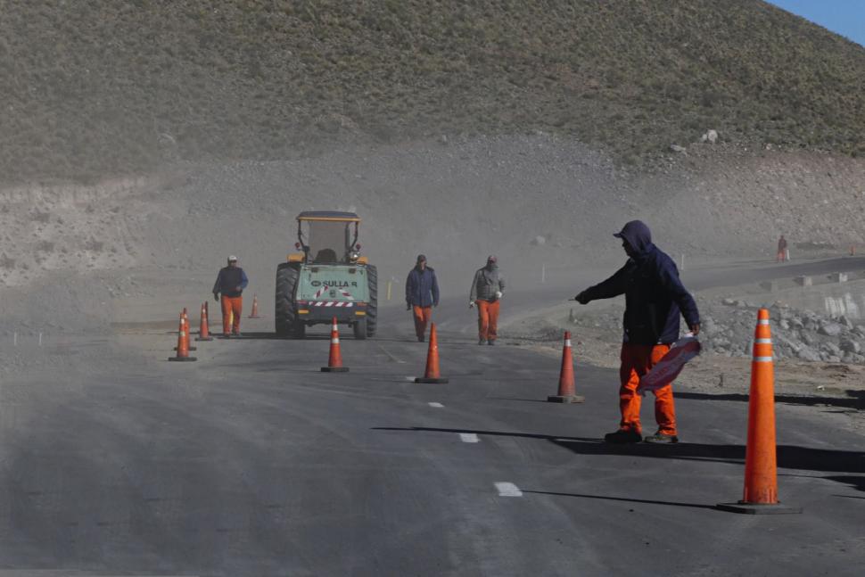 ALERTA. En la zona controlan que los vehículos reduzcan la velocidad.