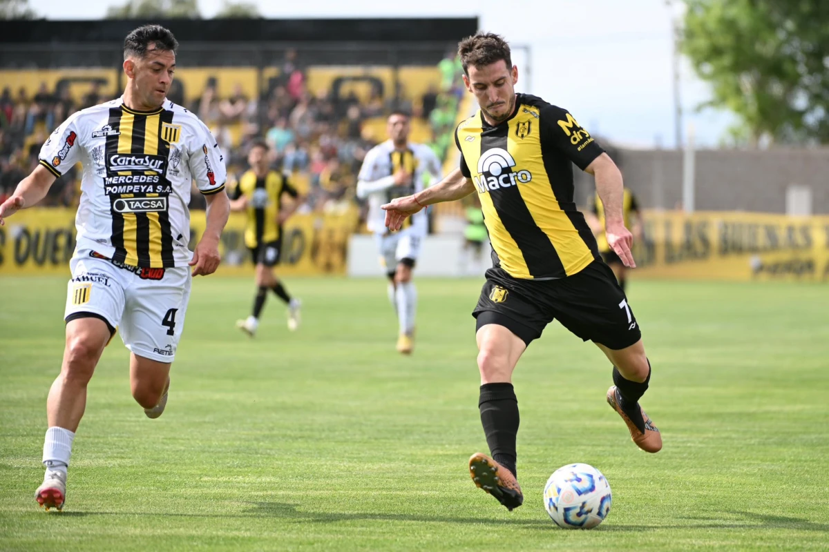 EL DUELO DE LA POLÉMICA. El árbitro habría apostado en el partido que Deportivo Madryn venció a Almirante Brown 5-1