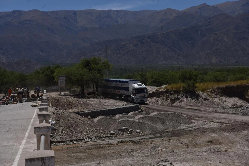 TAREA. Colocan defensas con piedras embolsadas para que la estructura del puente no ceda por las crecidas. 