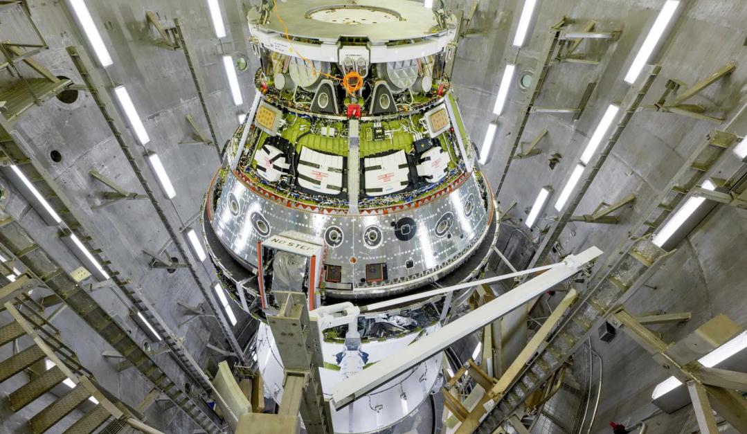 La nave espacial Artemis II Orion en el interior del edificio de operaciones y verificación del Centro Espacial Kennedy de la NASA en Cabo Cañaveral, Florida